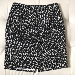 Ann Taylor Pencil Skirt printed⚫️⚪️ w/pockets